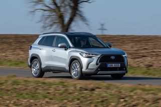 Stylově a úsporně: Toyota Corolla Cross exceluje ve městě, na dálnici se trápí - Garáž.cz